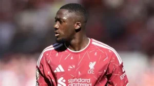 🚨 Mercato : Konaté vers le Real Madrid ! ⚽ Libre après Liverpool, courtisé par le PSG et l’Arabie Saoudite. 🔥 Florentino Pérez aurait bouclé son arrivée, sous réserve des élections. 💬 Un renfort majeur pour Mourinho, qui compense le départ d’Alaba. 👉 Konaté, nouvelle tour de contrôle du Real… Clique et découvre les coulisses 👇 #Konaté #RealMadrid #Liverpool #PSG #Mercato #Football