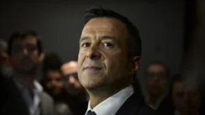 🔥 Mercato PSG : Jorge Mendes sort ses cartes secrètes ! 🔥 Le super‑agent portugais veut encore renforcer son influence au PSG. Trois noms circulent déjà : ➡️ Jorge Salinas (19 ans, Santander) pour doubler Nuno Mendes. ➡️ Antonio Silva (Benfica) si Marquinhos ou Zabarnyi s’en vont. ➡️ Mateus Fernandes (21 ans, West Ham) pour dynamiser le milieu. 👉 Paris prépare un mercato sous haute tension… et Mendes tire les ficelles 👇 #PSG #Mercato #JorgeMendes #Football