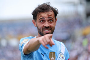🚨 Mercato Barça : Bernardo Silva arrive ! ⚽ Libre après 9 ans à Manchester City, le Portugais va signer jusqu’en 2028. 🔥 Deuxième recrue majeure après Anthony Gordon. 💬 Validé par Hansi Flick, Silva doit soulager Pedri et dynamiser le milieu. 👉 Le maestro portugais est à deux pas du Camp Nou… Clique et découvre les coulisses 👇 #FCBarcelone #BernardoSilva #Mercato #ManchesterCity #AnthonyGordon #HansiFlick