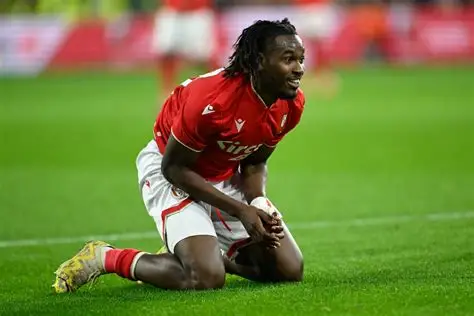 🚨 Mercato : le RC Lens veut renforcer sa défense après le départ de Malang Sarr. Les Sang et Or suivent de près Ibrahim Karamoko (23 ans), pilier du Standard de Liège 🇨🇵🇨🇮. Puissant, agressif et à l’aise balle au pied… un profil qui séduit 👀👇 #RCLens #Mercato #IbrahimKaramoko #StandardDeLiège #Ligue1 #Belgique