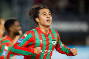 🚨 Manchester United vise Kodai Sano ! ⚽ Milieu japonais de 22 ans (NEC Nijmegen). 🔥 3 buts, 8 passes décisives, 39 matchs cette saison. 💰 Valeur estimée : 12 M€. 😱 Concurrence du PSV et de Dortmund. 👉 MU veut frapper fort au milieu 👇 #ManchesterUnited #KodaiSano #Mercato #Football
