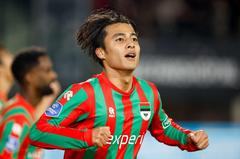 🚨 Manchester United vise Kodai Sano ! ⚽ Milieu japonais de 22 ans (NEC Nijmegen). 🔥 3 buts, 8 passes décisives, 39 matchs cette saison. 💰 Valeur estimée : 12 M€. 😱 Concurrence du PSV et de Dortmund. 👉 MU veut frapper fort au milieu 👇 #ManchesterUnited #KodaiSano #Mercato #Football