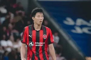 🚨 Mercato : l’OM et l’AS Monaco veulent frapper fort 💥. Les deux clubs suivent de près Lee Han‑beom (23 ans), défenseur du FC Midtjylland, révélation de la Coupe du Monde 🇰🇷. Mais attention : Chelsea et Liverpool sont aussi sur le coup 👀👇 #OM #ASMonaco #LeeHanBeom #Mercato #FCMidtjylland #Chelsea #Liverpool #CoupeDuMonde🔥