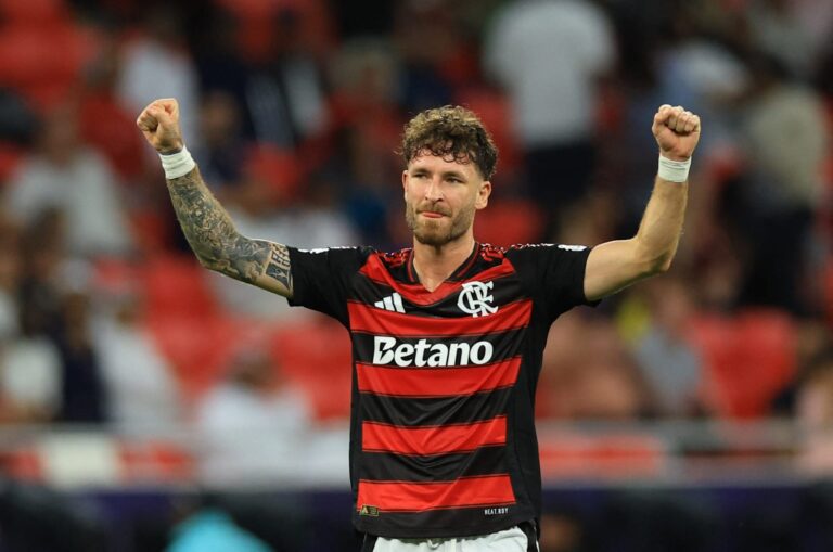 ⚡️ Mercato Ligue 1 : un défenseur brésilien pourrait débarquer à Monaco… 👀 👉 Léo Pereira suivi par l’ASM. #Mercato #Football #ASM #Flamengo #LeoPereira