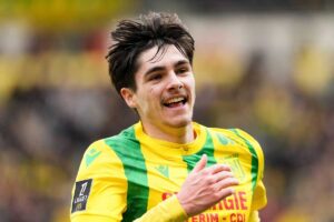 🚨 Mercato : Louis Leroux vers l’OL ? ⚽ Jeune milieu nantais, polyvalent et prometteur. 🔥 Nantes doit vendre après la relégation. 💰 Lyon prêt à investir 15 M€. 😱 Monaco aussi sur le coup… 👉 L’axe Nantes‑Lyon reprend vie… Clique et découvre les coulisses 👇 #OL #FCNantes #LouisLeroux #Mercato #Football