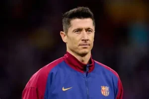 🚨 Mercato : Lewandowski vers la Turquie ? ⚽ Libre après le Barça, l’attaquant polonais est courtisé. 🔥 Fenerbahçe propose 2 ans et 10 M€/an. 💬 Muriqi et Guirassy aussi dans la short‑list. 😱 Un renfort XXL pour détrôner Galatasaray… 👉 Lewandowski, nouvelle star du Bosphore ? Clique et découvre les coulisses 👇 #Lewandowski #Fenerbahce #Barça #Mercato #Football