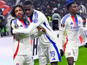 💰 Mondial 2026 : l’OL va encaisser ! ⚽ 4 joueurs sélectionnés : Niakhaté, Šulc, Nuamah, Tagliafico. 📅 4 320 € par jour et par joueur. 🇦🇷 Bonus possible avec l’Argentine de Tagliafico. ❓ Caleta‑Car et Turner aussi concernés via leurs prêts. 👉 Une bouffée d’air pour les finances lyonnaises 👇 #OL #FIFA #Mondial2026 #Football