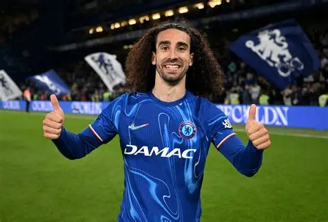 🚨 Mercato : Marc Cucurella sur le départ ! ⚽ Le latéral espagnol veut quitter Chelsea après une saison décevante. 🔥 Barça, Atlético Madrid et même le Real Madrid suivent le dossier de près. 💬 Discussions déjà entamées avec le Barça et l’Atlético… 👉 Le retour en Espagne se prépare en coulisses. Clique et découvre les détails 👇 #Chelsea #Cucurella #Barça #Atlético #RealMadrid #Mercato #Football