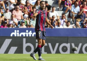 Le Racing Club Strasbourg avance en silence mais vise haut 👀. Les Alsaciens ciblent le défenseur argentin Matias Moreno 🇦🇷, 22 ans, sous contrat avec la Fiorentina jusqu’en 2029. Auteur de 29 matchs avec Levante, il pourrait devenir un renfort clé cet été 🔥👇 #RCSA #Moreno #Mercato #Ligue1 #Fiorentina #Levante