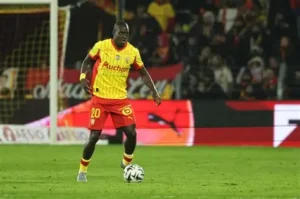 ⚡️ Mercato : l’avenir de Malang Sarr reste flou. Entre un contrat doré en Arabie saoudite, une offre XXL en Ligue 1 (Rennes, Paris FC) et une prolongation à Lens, le suspense est total. Le défenseur de 27 ans est au cœur du feuilleton de l’été. #MalangSarr #Mercato #RCLens #Football