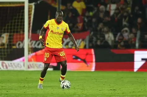 ⚡️ Mercato : l’avenir de Malang Sarr reste flou. Entre un contrat doré en Arabie saoudite, une offre XXL en Ligue 1 (Rennes, Paris FC) et une prolongation à Lens, le suspense est total. Le défenseur de 27 ans est au cœur du feuilleton de l’été. #MalangSarr #Mercato #RCLens #Football