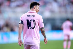 🚨 Coupe du Monde 2026 : l’Argentine de Lionel Messi parmi les favoris 🇦🇷. Mais saviez‑vous que la star a partagé le vestiaire avec Corentin Jean, ex‑TFC et aujourd’hui en National ? Blessé aux ligaments, il n’a jamais joué avec lui… mais décrit Messi comme un « extraterrestre » 👀👇 #Messi #CorentinJean #InterMiami #TFC #CoupeDuMonde2026 #Football #Argentine #National