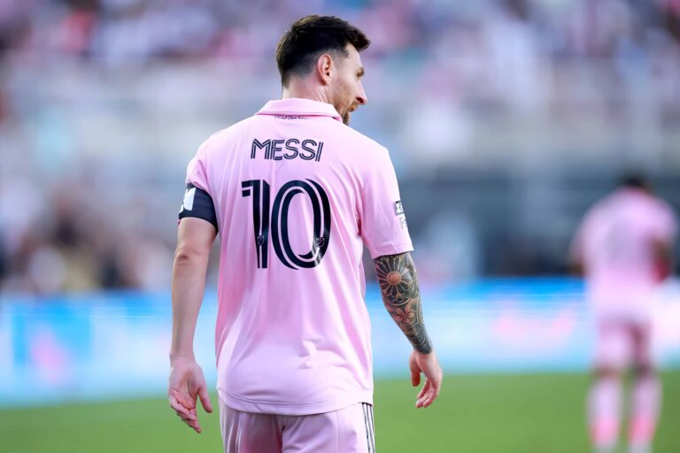 🚨 Coupe du Monde 2026 : l’Argentine de Lionel Messi parmi les favoris 🇦🇷. Mais saviez‑vous que la star a partagé le vestiaire avec Corentin Jean, ex‑TFC et aujourd’hui en National ? Blessé aux ligaments, il n’a jamais joué avec lui… mais décrit Messi comme un « extraterrestre » 👀👇 #Messi #CorentinJean #InterMiami #TFC #CoupeDuMonde2026 #Football #Argentine #National