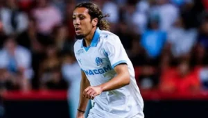 🚨 Bilal Nadir vers la sortie ! En fin de contrat à l’OM, le milieu marocain de 22 ans réclame une prime de 2,5 M€ et 1,5 M€/an. Courtisé par Francfort et Stuttgart, il attire aussi Strasbourg, Leeds, Gérone et Villarreal… Le mercato s’enflamme 👇 #OM #Mercato #BilalNadir #Bundesliga #Football