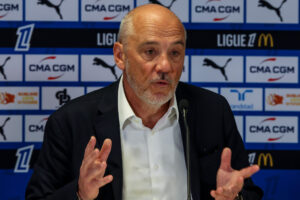 🚨 Mercato : le RC Lens pourrait perdre son gardien star Robin Risser (21 ans), élu meilleur portier de Ligue 1. En cas de départ, les Sang et Or ciblent Matthieu Epolo (21 ans, Standard de Liège), grand espoir congolais 👀👇 #RCLens #Mercato #RobinRisser #MatthieuEpolo #StandardDeLiège #Ligue1 #Belgique