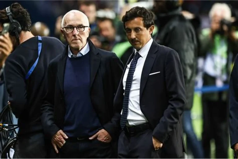 🚨 OM menacé par l’UEFA ! ⚽ Déficit budgétaire jugé excessif. 🔥 Suspension possible de la Ligue Europa. 😱 Monaco récupèrerait la place, Strasbourg en Ligue Conference. 👉 Une sanction qui redistribue les cartes… Clique et découvre les coulisses 👇 #OM #UEFA #ASMonaco #RCStrasbourg #Football