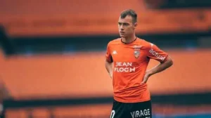 ⚡️ Mercato OM : une filiation qui fait rêver… et un dossier estimé à près de 20 M€ 👀. 👉 Marseille avance sur une pépite bretonne 🔥👇 #Mercato #Football #OM #Ligue1 #Suspense #PabloPagis #FCLorient #MickaelPagis #EliJuniorKroupi