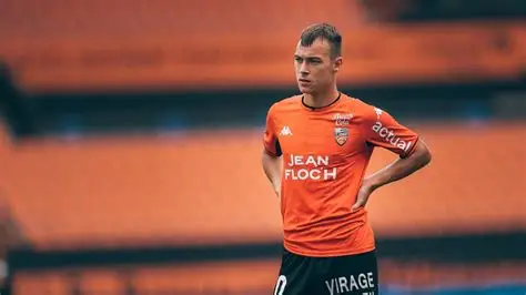 ⚡️ Mercato OM : une filiation qui fait rêver… et un dossier estimé à près de 20 M€ 👀. 👉 Marseille avance sur une pépite bretonne 🔥👇 #Mercato #Football #OM #Ligue1 #Suspense #PabloPagis #FCLorient #MickaelPagis #EliJuniorKroupi