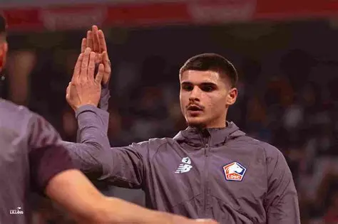 🚨 Mercato : Fernandez-Pardo affole l’Europe ! ⚽ 21 ans, 29 matchs, 8 buts, 5 passes. 🔥 Courtisé par Barça, Dortmund, Liverpool et le Bayern. 💰 Lille réclame 70 M€ pour sa pépite. 😱 Le Mondial pourrait faire exploser sa cote. 👉 Le LOSC tient son joyau 👇 #LOSC #FernandezPardo #Mercato #Football