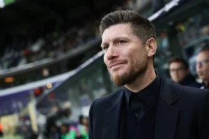 🚨 RC Lens : Pocognoli en embuscade ! ⚽ L’avenir de Pierre Sage reste incertain. 🔥 Le Belge séduit par son pressing et ses succès contre le PSG. 💰 Problème : il n’a pas le BEPF, amendes possibles. 😱 Lens doit choisir entre continuité et pari risqué. 👉 Le Racing prépare déjà l’après Sage… Clique et découvre les coulisses 👇 #RCLens #PierreSage #Pocognoli #Ligue1 #Football