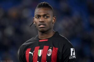 🚨 Mercato : Rafael Leão sur le départ ! ⚽ Après 7 saisons à l’AC Milan, l’ailier portugais veut relever un nouveau défi. 💰 Disponible pour 50-60 M€ malgré une clause à 175 M€. 🔥 Chelsea, Arsenal, United, Newcastle et Tottenham à l’affût. 👉 Leão à prix cassé, l’Angleterre s’emballe… Clique et découvre les coulisses 👇 #Leao #ACMilan #Mercato #Chelsea #Arsenal #ManchesterUnited #Tottenham #Newcastle