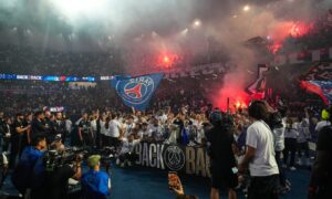 🚨 PSG entre dans le Guinness ! ⚽ Trois records mondiaux homologués en Ligue des Champions : 🔥 Kvaratskhelia (7 matchs décisifs), Vitinha (1 602 passes), PSG (45 buts). 🏆 Après Arsenal, Paris ajoute le Guinness à sa salle des trophées. 👉 Le PSG, machine à records… Clique et découvre les coulisses 👇 #PSG #GuinnessWorldRecords #Vitinha #Kvaratskhelia #ChampionsLeague