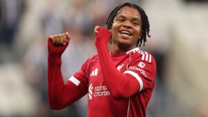 🚨 Mercato : Bayern vs Liverpool ! ⚽ Le Bayern veut Rio Ngumoha (17 ans). 🔥 Ailier prometteur de Liverpool. ❌ Les Reds refusent de vendre. 👉 Ils misent plutôt sur Yan Diomande (RB Leipzig) pour l’après‑Salah. 👉 Un dossier chaud mais verrouillé 👇 #Bayern #Liverpool #Ngumoha #Mercato #Football