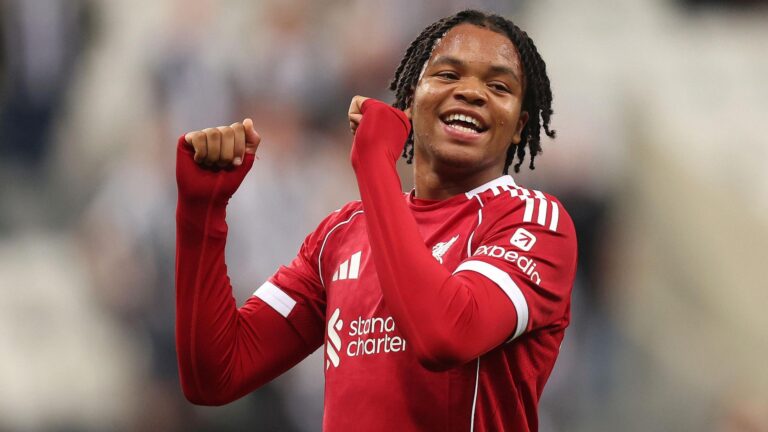 🚨 Mercato : Bayern vs Liverpool ! ⚽ Le Bayern veut Rio Ngumoha (17 ans). 🔥 Ailier prometteur de Liverpool. ❌ Les Reds refusent de vendre. 👉 Ils misent plutôt sur Yan Diomande (RB Leipzig) pour l’après‑Salah. 👉 Un dossier chaud mais verrouillé 👇 #Bayern #Liverpool #Ngumoha #Mercato #Football