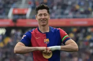 Le légendaire Robert Lewandowski quitte le FC Barcelone après 120 buts en 193 matchs… et file vers les États‑Unis 🇺🇸 ! En route pour rencontrer le Chicago Fire, l’attaquant polonais pourrait signer un contrat de 3 saisons. Un nouveau chapitre s’ouvre… 👀👇 #Lewandowski #Barça #ChicagoFire #MLS #Mercato