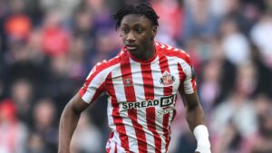 🚨 Toulouse Mercato : une pépite anglaise ciblée ! ⚽ Romaine Mundle (23 ans, Sunderland). 🔥 Formé à Tottenham, passé par le Standard. 💬 Sous contrat jusqu’en 2028. 😱 Strasbourg aussi sur le coup. 👉 Le TFC veut frapper fort en attaque 👇 #ToulouseFC #Mundle #Mercato #Football