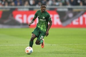 🚨 Mercato Rennes : Kumbedi en approche ! 🇫🇷 Latéral droit formé au Havre, passé par Lyon. ⚽ 27 matchs + 5 passes décisives avec Wolfsburg. 📉 Relégation du club allemand = opportunité pour Rennes. 📝 Franck Haise valide, Kumbedi d’accord pour venir. 👉 L’été s’annonce chaud au Roazhon Park 👇 #SRFC #Kumbedi #Mercato #Football