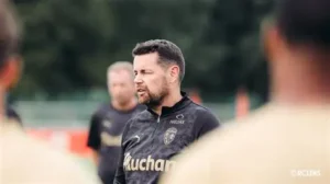 🚨 Lens : Pierre Sage au cœur d’un bras de fer ! ⚽ Liverpool intéressé, mais Crystal Palace en pole. 🔥 Les Eagles veulent en faire leur priorité. 😱 La direction lensoise perd patience et exige une décision cette semaine. 👉 Le coach doit trancher une bonne fois pour toutes… Clique et découvre les coulisses 👇 #RCLens #PierreSage #CrystalPalace #Liverpool #Mercato #Football
