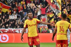 🔥 Manchester United prépare un gros coup en Ligue 1 ! Après le départ de Casemiro, les Red Devils ciblent Mamadou Sangaré, révélation du RC Lens et lauréat du Prix Marc‑Vivien Foé 2026. 👉 Une offre de plus de 40 M€ est en préparation. 👉 Liverpool, Chelsea et Newcastle sont aussi sur le dossier. 👉 Lens pourrait réaliser la plus grosse vente de son histoire. ➡️ Tous les détails du dossier Sangaré et les plans de MU pour reconstruire son milieu sont à découvrir ici 👇 #ManchesterUnited #Mercato #Sangaré #RCLens #PremierLeague #Football