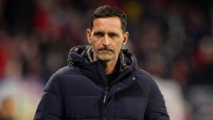 🚨 Coup de tonnerre à Lens ! Après le départ de Pierre Sage vers Crystal Palace, les Sang et Or s’apprêtent à frapper fort : Dino Toppmöller arrive pour prendre les commandes. 👉 Accord trouvé jusqu’en 2028 👉 Présentation officielle prévue lundi 👉 Lens devance le Milan AC et Palace dans la bataille 🔥 Le Racing réalise un joli coup et prépare déjà sa nouvelle ère avec l’ancien coach de l’Eintracht Francfort. ➡️ Tous les détails de ce mercato explosif à lire ici 👇 #RCLens #Mercato #Toppmöller #Ligue1 #Football