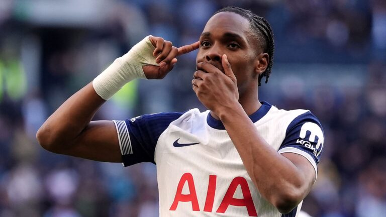 🚨 Mercato LOSC : Mathys Tel ciblé ! 🇫🇷 Attaquant de 21 ans, ex‑Bayern, actuellement à Tottenham. 💰 Transféré pour 35 M€, saison en demi‑teinte. 👀 Concurrence : Bournemouth, Porto, Galatasaray. 🔥 Lille veut en faire son renfort offensif pour la Ligue des Champions. #LOSC #Tel #Mercato #Football