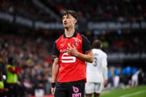 🚨 Mercato Rennes : Lepaul prolongé ! ⚽ 21 buts en Ligue 1 (2025‑2026), meilleur buteur du championnat. 📝 Contrat prolongé jusqu’en juin 2030. 💰 Devient l’un des 3 plus gros salaires du club. 👉 Rennes verrouille son joyau 👇 #SRFC #Lepaul #Mercato #Football