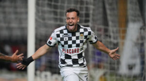 Le LOSC récupère Tiago Morais après un prêt raté au Casa Pia AC : 22 matchs, seulement 8 titularisations et 1 but. Sous contrat jusqu’en 2028, l’ailier portugais reste indésirable et son avenir à Lille paraît plus incertain que jamais… 👇 #LOSC #Morais #Mercato #Football #CasaPia