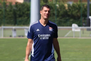 Le LOSC frappe fort : l’ancien gardien Rémy Vercoutre rejoint le staff comme entraîneur des portiers, aux côtés de Davide Ancelotti. Un choix qui rappelle l’ambition avortée de Pierre Sage au RC Lens. La rivalité Lille–Lens s’invite jusque dans les coulisses… 👇 #LOSC #Vercoutre #Lens #Mercato #Football