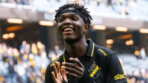 🚨 Mercato Real Madrid : Yohanna ciblé ! ⚽ Ailier nigérian de 18 ans. 🔥 5 buts, 4 passes décisives en 12 matchs avec l’AIK Stockholm. 📅 Contrat jusqu’en 2029. 💬 Concurrence : Chelsea, Newcastle, Brighton, Dortmund. 👉 Un dossier brûlant pour l’été 👇 #RealMadrid #Yohanna #Mercato #Football