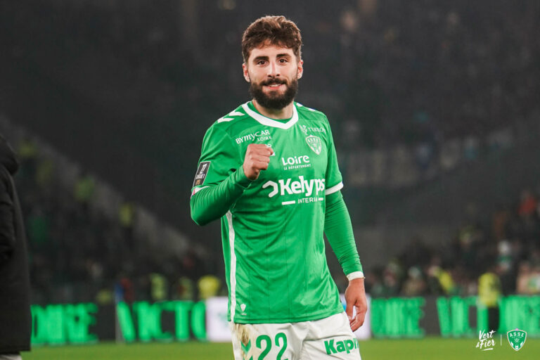 🚨 Mercato : Davitashvili vers Rennes ? ⚽ 14 buts, 5 passes décisives avec l’ASSE. 🔥 Meilleur joueur de Ligue 2. 💰 Valeur estimée : 12 M€, transfert possible à 15‑20 M€. 😱 Rennes veut muscler son attaque, Saint‑Étienne obligé de vendre. 👉 Le feu follet géorgien prêt pour l’élite… Clique et découvre les coulisses 👇 #StadeRennais #ASSE #Davitashvili #Mercato #Football