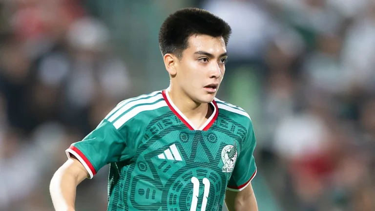 ⚡️ Un prodige mexicain affole l’Europe… 🇲🇽 À 17 ans seulement, il bat des records au Mondial 2026. 🔥 Les géants européens se disputent déjà son avenir… 👉 La suite en commentaire ⬇️ #GilbertoMora #Mexique #Mondial2026 #Mercato