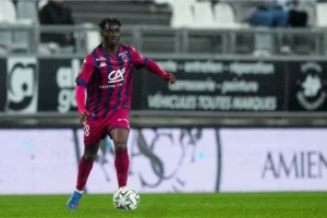 🚨 Mercato Racing : M’Bahia ciblé ! 👉 Défenseur central de 21 ans, sous contrat jusqu’en 2028. ⚽ 29 matchs, 2 buts avec Clermont Foot. 💪 Puissance et potentiel séduisent Strasbourg 👀 Lien complet en commentaire 👇 #Mercato #Strasbourg #MBahia #Football