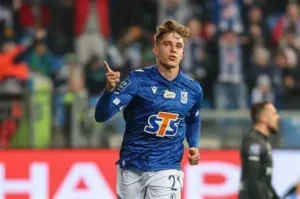 🚨 RC Lens accélère pour Skóraś ! 👉 Ailier polonais de 26 ans, 14 sélections. ⚽ 2 buts, 11 passes décisives en 35 matchs. 💰 Accord proche à 7,5 M€. Lien complet en commentaire 👇 #RCLens #Mercato #Skoras #Football #Ligue1