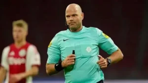⚫ Le football néerlandais en deuil 👉 Rob Dieperink, arbitre de 38 ans, retrouvé mort à son domicile. ⚽ Carrière en Eredivisie, Euro 2024, Mondial 2026 écarté. 🙏 Hommage de la KNVB à un collègue respecté. Lien complet en commentaire 👇 #RobDieperink #Football #KNVB #Eredivisie #Euro2024