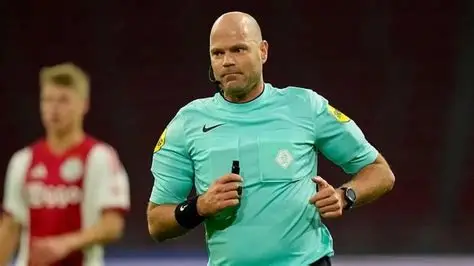 ⚫ Le football néerlandais en deuil 👉 Rob Dieperink, arbitre de 38 ans, retrouvé mort à son domicile. ⚽ Carrière en Eredivisie, Euro 2024, Mondial 2026 écarté. 🙏 Hommage de la KNVB à un collègue respecté. Lien complet en commentaire 👇 #RobDieperink #Football #KNVB #Eredivisie #Euro2024