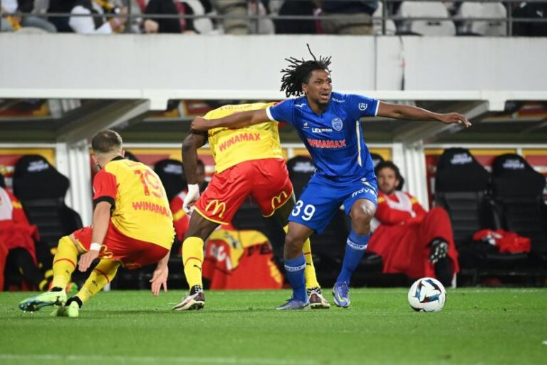 🚨 Le Mans officialise Larouci ! 👉 Ex‑Troyes, formé au Havre et passé par Liverpool. ⚽ 50 matchs de Ligue 1, contrat jusqu’en 2029. 🔥 Troisième recrue du promu après Brahimi et Mafuta. #LeMansFC #Mercato #Larouci #Ligue1 #Football