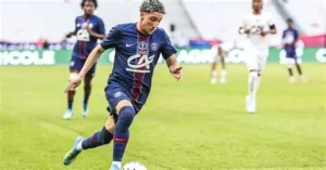 🚨 PSG : Adam Ayari signe pro ! 👉 Le milieu offensif de 18 ans s’engage jusqu’en 2029. 💬 « Une immense fierté pour moi et ma famille » 👀 Lien complet en commentaire 👇 #PSG #Ayari #Mercato #Football