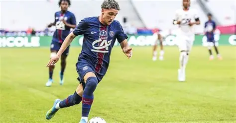 🚨 PSG : Adam Ayari signe pro ! 👉 Le milieu offensif de 18 ans s’engage jusqu’en 2029. 💬 « Une immense fierté pour moi et ma famille » 👀 Lien complet en commentaire 👇 #PSG #Ayari #Mercato #Football
