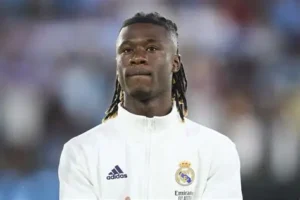 ⚡ Un milieu convoité… mais fidèle. 🔴 United tente, Camavinga résiste. ⚪ Mourinho aura le dernier mot. #Camavinga #RealMadrid #ManUnited #Mercato #Football