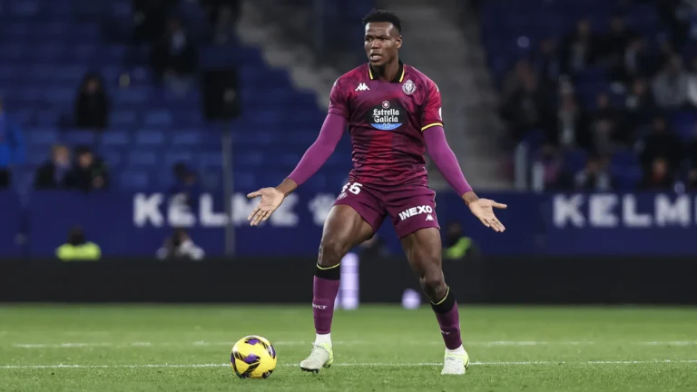 🚨 Mercato Brest : Juma Bah ciblé ! 👉 Le défenseur de Manchester City (20 ans) pourrait débarquer en prêt sans option d’achat. ⚽ Déjà passé par Lens et Nice, il séduit le SB29 👀 #Mercato #SB29 #ManchesterCity #JumaBah #Football